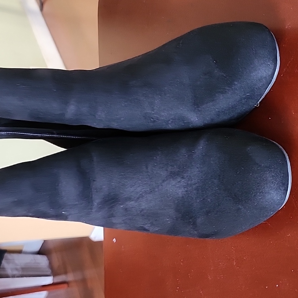 Rouge! Black Ankle Booties with Classic Chelsea Design